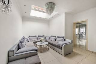 <p>Aan de Steynstraat 210 in Hoboken vind je deze eengezinswoning met 252 m² bewoonbare oppervlakte en een zuidwest georiënteerde buitenruimte van 26 m².</p>
<p>Op het gelijkvloers geniet je van een ruime leefruimte, volledig uitgeruste keuken, <b>twee badkamers</b>, een praktische wasplaats en toegang tot de kelder. Boven bevinden zich <b>vier comfortabele slaapkamers</b>.</p>
<p>De woning beschikt over een <b>aansluitende garage/opslagruimte van 28 m²</b> met een hoogte van 3,5 m, ideaal voor een wagen, camionette of extra opslag.<br /><br /></p>
<p><b>Troeven:</b><b></b></p>
<p><span> </span>•<span> </span>4 slaapkamers</p>
<p><span> </span>•<span> </span>2 badkamers en wasplaats op het gelijkvloers</p>
<p><span> </span>•<span> </span>Zuidwest georiënteerde buitenruimte</p>
<p><span> </span>•<span> </span>Garage van 28 m², hoogte 3,5 m</p>
<p><span> </span>•<span> </span>Centrale ligging vlak bij winkels, scholen en openbaar vervoer<br /><br /></p>
<p><b>Extra:</b></p>
<p>Dubbele beglazing hout en PVC, verwarming op gas.</p>
<p>Stedenbouw in aanvraag<br /><br /></p>
<p><b>Interesse?</b><b></b></p>
<p>Contacteer lex@bauwensvastgoed.be voor een bezoek.</p>