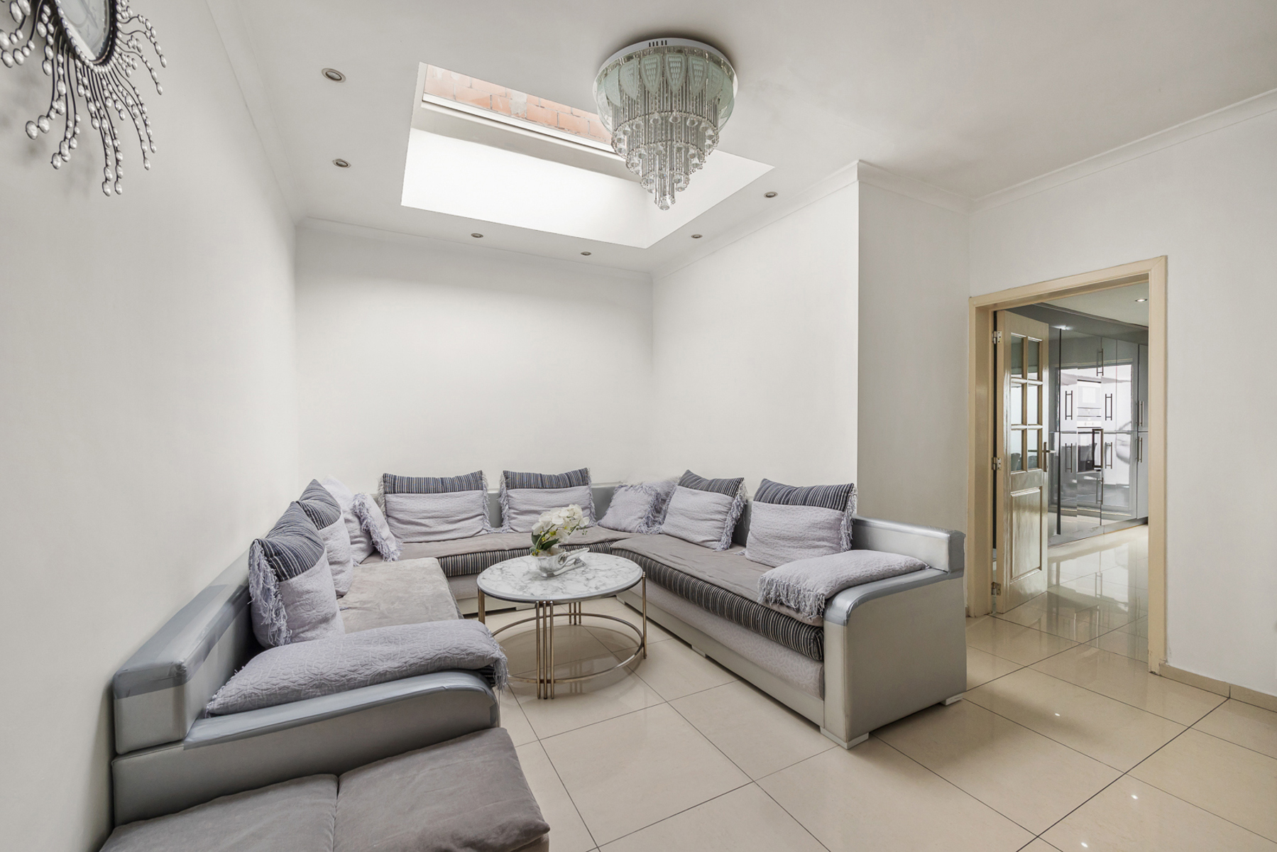 Ruime gezinswoning met 4 slaapkamers, 2 badkamers en garage - foto 3