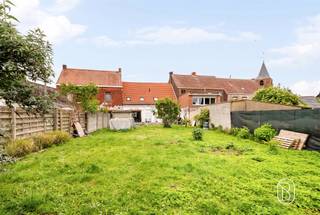 <p>Te renoveren/af te werken woning met grote zuidgerichte tuin in het centrum van Anserœul<br /><br />In het hart van het rustige Anserœul bevindt zich deze ruime gezinswoning met tal van mogelijkheden. Dankzij de centrale ligging geniet u van een vlotte verbinding naar Tournai in slechts 20 minuten en naar Ronse en Avelgem op ongeveer 15 minuten.<br /><br />De woning beschikt over een grote zuidgerichte tuin en een ruim terras waar u de hele dag van de zon kan genieten. Op het gelijkvloers vindt u een ruime leefruimte met zicht en toegang tot de tuin, een grote geïnstalleerde leefkeuken, een badkamer met lavabo en bad, evenals een praktische wasplaats/technische ruimte.<br /><br />Via de open trap bereikt u de eerste verdieping met maar liefst vijf slaapkamers en een douchekamer uitgerust met douche en lavabo. Daarnaast is er nog een grote zolder aanwezig, ideaal als extra bergruimte.<br /><br />Extra troef is het bijgebouw dat perfect dienst kan doen als opslagruimte, atelier of hobbyruimte.<br /><br />Deze woning biedt enorm veel potentieel voor wie op zoek is naar ruimte en een rustige ligging in een charmant dorp.<br /><br />Dit zoekertje omvat enkele AI-gegenereerde visualisaties.<br />Meer info of plan je bezoek: wim@immobeguin.be<br />Te koop via Immo Beguin, uw vastgoedexpert sinds 2009, met kantoren in Ronse, Waregem, Kortrijk, Deinze, Doornik en Lessen.</p>