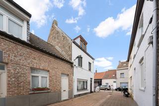 Te vernieuwen hoekwoning gunstig gelegen in het gezellige centrum van Heist-aan-Zee, in de directe nabijheid van alle winkels en het strand. De...