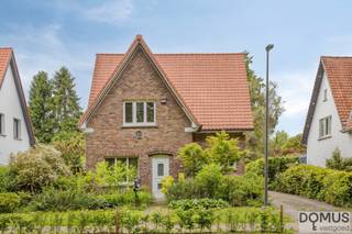 Ontdek deze charmante viergevelwoning, gelegen in één van de meest gegeerde woonwijken van Meise, pal naast de prachtige Plantentuin van Meise. Hier geniet u dagelijks van een unieke combinatie van rust, groen en een uitstekende bereikbaarheid.<br /><br />De woning werd recent gestript en biedt daardoor de ideale basis om volledig naar eigen smaak en wensen af te werken. Met haar aangename indeling beschikt deze woning over drie volwaardige slaapkamers, een lichtrijke woonkamer, een afzonderlijke keuken en een praktische bureauruimte, perfect voor thuiswerk of hobby's.<br /><br />Buiten wacht een ruime tuin met een gunstige oriëntatie, waar u in alle rust kunt genieten van de groene omgeving. De ligging is bijzonder rustig, terwijl het centrum van Meise zich op wandelafstand bevindt. Scholen, winkels, restaurants en andere voorzieningen zijn dus steeds binnen handbereik.<br /><br />Troeven:<br />Gegeerde ligging naast de Plantentuin van Meise<br />Open bebouwing (4 gevels)<br />Recent gestript en volledig naar eigen smaak af te werken<br />3 slaapkamers<br />Aangename woonkamer<br />Afzonderlijke keuken<br />Praktische bureauruimte<br />Ruime, zonnige tuin met gunstige oriëntatie<br />Rustige en groene omgeving<br />Op wandelafstand van het centrum van Meise<br /><br />Een unieke opportuniteit voor wie op zoek is naar een woning met karakter, potentieel en een uitzonderlijke ligging. Plan vandaag nog uw bezoek en laat u verrassen door de mogelijkheden die deze woning te bieden heeft.