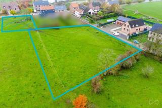 Situé dans le charmant village d'Ambresin (entité de Wasseiges), ce terrain d’environ 33 ares bénéficie d'une localisation idéale au cœur du « triangle autoroutier » formé par la E411, la E42 et la E40, garantissant un accès rapide vers Liège, Namur et Bruxelles.<br />Dans un environnement calme et verdoyant, cette parcelle propose une largeur de 54 mètres et une profondeur d’environ 46 mètres, offrant une belle surface de construction. Le terrain, à relief plat, permet de nombreux projets, notamment une construction contemporaine sur pilotis afin d’exploiter pleinement son cadre champêtre.<br />Équipements disponibles à rue, terrain libre de constructeur, cadre paisible et sans lotissement.<br />Une belle opportunité à découvrir ! <br />Vente sous réserve d'acceptation du propriétaire. <br /><br />Pour recevoir d’autres opportunités en exclusivité, nous vous invitons à nous contacter directement. Nous sommes disponibles pour vous accompagner dans votre recherche d’achat ou d’investissement ainsi que dans votre projet de vente. *** Évaluation gratuite et sans engagement ***