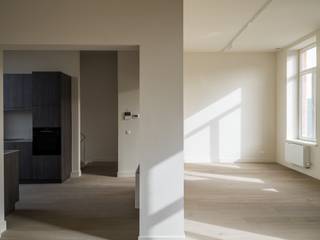 <strong>Sint-Amandsberg – Kwalitatief handelshuis met handelsruimte en woning met terras, op fietsafstand van het centrum van Gent</strong><br /><br />Deze woning met handelsgelijkvloers maakt deel uit van het kleinschalige reconversieproject Amadé’, bestaande uit handelszaken en appartementen met een authentiek en historisch karakter.<br />Het project bevindt zich in het centrum van Sint-Amandsberg, onder de kerktoren van Sint-Amandus en vlak bij het oude gemeentehuis.<br /><br />De moderne architectuur van het gebouw sluit naadloos aan bij de omgeving en weerspiegelt een eigentijdse visie op comfortabel wonen.<br />Op de gelijkvloerse verdieping bevindt zich een handelsruimte (30 m²), ideaal voor winkel- of kantoorfuncties, met een onderliggende ruime kelder.<br /><br />De woning heeft een totale bewoonbare oppervlakte van 205 m², exclusief de buitenruimte. De woonentiteit strekt zich uit over 162 m² bruto vloeroppervlakte, telt drie slaapkamers en geniet van uitzonderlijk veel licht dankzij de royale volumes en grote raampartijen. Centraal bevind zich een open keuken met berging en buitenterras (11 m²).<br /><br />Op de bovenverdieping bevinden zich drie slaapkamers, ook hier zijn de originele houten draagbalken nog steeds zichtbaar en naadloos meegenomen in ontwerp. Verder vinden we op dit verdiep een badkamer met inloopdouche en wastafel, een apart toilet op de nachthal, de nachthal geeft bovendien toegang tot een zolderruimte die extra bergruimte biedt.<br /><br />Een extra troef is de achterliggende tuin van 107 m².<br />Enkele troeven van dit appartement:<br />Fietsenberging aanwezig<br />Aangenaam terras<br />Rustige ligging nabij het stadscentrum<br />Vlotte bereikbaarheid en nabijheid van openbaar vervoer<br />Optioneel aan te kopen staanplaats<br /><br /><strong>Een mooie opportuniteit voor wie op zoek is naar een woon-werkcombinatie die voldoet aan alle hedendaagse normen, op een gegeerde locatie op een boogscheut van het stadscentrum.</strong>