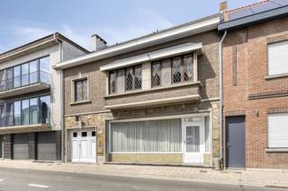 SOLIDE EN RUIM HANDELSHUIS MET 3 SLAAPKAMERS, AANGENAME LEEFRUIMTES EN GARAGE OP 2A 84CA.Gelegen nabij het centrum van Opstal (Buggenhout). Scholen,...