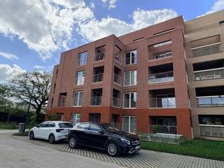 <p><span>Ruim en lichtrijk appartement met terras te huur </span></p><p><span>Op zoek naar een comfortabel en modern appartement? Dit ruime appartement van ca. 108 m² biedt alles wat je nodig hebt voor aangenaam wonen.</span></p><p><span>De indeling omvat een royale leefruimte met veel natuurlijke lichtinval, een volledig uitgeruste keuken met praktische berging, twee volwaardige slaapkamers en een badkamer met alle comfort. Daarnaast is er een apart toilet voorzien.</span></p><p><span>Een extra troef is het ruime terras (ca. 17 m²), ideaal om te genieten van frisse lucht en ontspanning.</span></p><p><span>Gelegen op de 4de verdieping in een verzorgd gebouw, combineert dit appartement rust met een vlotte bereikbaarheid.</span></p><p><span>Troeven:</span></p><ul><li><span>Ruime bewoonbare oppervlakte </span></li><li><span>2 slaapkamers </span></li><li><span>Groot terras </span></li><li><span>Praktische indeling </span></li><li><span>Veel lichtinval </span></li><li><span>Lift</span></li><li><span>Kelderberging </span></li><li><span>Autostaanplaats in de kelder</span></li><li><span>Verwarming: warmtepomp</span></li></ul><p><span> </span></p><p><span>Beschikbaarheid:</span><span> vanaf 01/06<br /></span><span>Huurprijs:</span><span> 1075/maand<br /></span><span>Provisie kosten:</span><span> 110/maand<br /></span><span>EPB:</span><span> in opmaak</span></p>