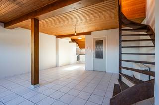Dit gezellig duplexappartement is goed gelegen in het centrum van Eeklo, op wandelafstand van winkels, scholen en openbaar vervoer.<br /><br />Het appartement is ideaal als starterswoning of indien u op zoek bent naar een rendabele vastgoedinvestering.<br /><br />Indeling als volgt:<br />- inkom<br />- apart toilet<br />- wasplaats<br />- ruime slaapkamer op het verdiep <br />- badkamer en suite met douche<br /><br />Het appartement is volledig herschilderd.<br /><br />Verwarming op elektriciteit (accumulatie)<br /><br />Vrij bij akte.<br /><br />Contacteer ons snel voor een bezoek ter plaatse!