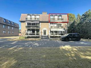Lichtrijk en uiterst ruim appartement met 3 slaapkamers, 2 badkamers en garagebox op een toplocatie!<br /><br />Bent u op zoek naar ruimte, comfort en veel lichtinval? Dit riante appartement, gelegen op de bovenste verdieping van een verzorgde residentie aan de Manitobalaan, biedt u alles wat u nodig heeft. Dankzij de grote raampartijen en de ligging geniet u hier van een oase aan licht en een prachtig vrij uitzicht op de groene omgeving.<br /><br />Bij het betreden van het appartement valt direct de riante leefruimte op, afgewerkt met een warme vloer en voorzien van stijlvolle dubbele glasdeuren. Dankzij de grote raampartijen stroomt het daglicht rijkelijk binnen en stapt u zo het zonnige terras op. Hier geniet u in alle rust en privacy van een prachtig, vrij uitzicht op de omliggende bomen.<br /><br />Het appartement kent een zeer comfortabele indeling met veel leefruimte. De grote, gesloten keuken biedt veel opbergruimte en beschikt over kwalitatieve inbouwtoestellen. Een grote troef is dat het appartement over maar liefst drie slaapkamers én twee badkamers beschikt. <br /><br />Ook qua parkeer- en opbergmogelijkheden komt u niets tekort. Bij het appartement hoort een privatieve garagebox achter het gebouw, evenals een eigen kelderberging en een gemeenschappelijke fietsenberging.<br /><br />Algemeen: <br />- Huurprijs: €990,00/ maand<br />- Provisie gemeenschappelijke kosten: € 100,00/maand<br />- Provisie privatief verbruik water: € 50,00/maand<br />- Garagebox en kelderberging <br />- EPC B<br />- Vlotte verbinding E40<br /><br />De snelste manier om een bezoek te brengen aan dit pand? Vraag je bezoek aan via de roze knop op onze website (www.dewaele.com) en je wordt gecontacteerd door één van onze verhuurexperten.<br /><br />Deze AI-visualisaties zijn bedoeld als inspiratie. Er werd geen rekening gehouden met technische specificaties, stedenbouwkundige voorschriften of de concrete mogelijkheden tot realisatie.
