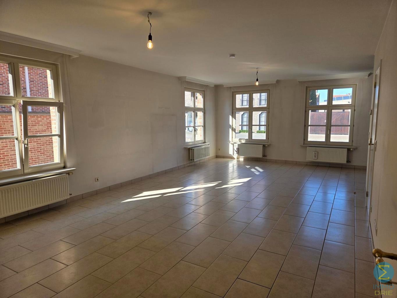 Ruim drie-slaapkamer appartement met garage en terras. - foto 3