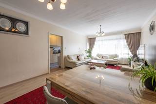 <p><span>Op te frissen, ruim appartement met 2 grote slaapkamers en terrasje.</span></p><p><span>Het appartement bevindt zich op de tweede verdieping van een verzorgd gebouw en is gunstig gelegen op wandelafstand van het Te Boelaerpark, winkels en openbaar vervoer.</span></p><p><span>Indeling:</span></p><p><span>Inkomhal, ruime living met veel lichtinval, aansluitend de keuken met toegang tot het zonnig terrasje, twee grote slaapkamers (ca. 15 m² en 14 m²) - één slaapkamer met toegang tot een aparte, praktische bergkamer/dressing -, badkamer met ligbad, douche en toilet, en een extra berging met aansluiting wasmachine. Bij het appartement hoort tevens een privatieve kelder.</span></p><p><span>Extra info:</span></p><p><span>- elektrische installatie conform AREI</span></p><p><span>- dak en verwarmingsinstallatie voldoen reeds aan de energiedoelstelling</span></p><p><span>- gunstig EPC</span></p><p><span> </span></p>