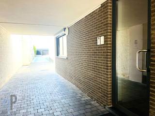 Op het dorpsplein van Sint-Maria-Oudenhove vinden we dit recente (2014) gelijkvloerse appartement, voorzien van een mooie leefruimte met...