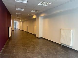 In centrum Waregem treffen we dit verrassend ruime handelspand van +/- 110 m² aan. Dit instapklare pand is voorzien van grote commerciële...