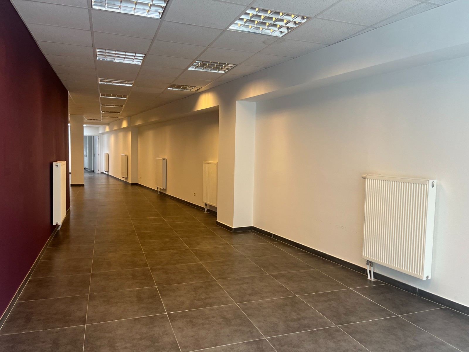 Zeer ruim en commercieel gelegen handelspand op de Markt in Waregem! - foto 3