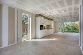 Deze instapklare halfopen bebouwing is gelegen aan de Asdonckstraat 71A in Leopoldsburg. De woning heeft een bewoonbare oppervlakte van 127 m² en is gelegen op een perceel van 2a 77ca.<br /><br />Op het gelijkvloers beschikt de woning over een lichtrijke leefruimte met een praktische indeling en voldoende plaats voor een gezellige zit- en eethoek. De woning telt in totaal drie slaapkamers en biedt daarmee voldoende ruimte voor een gezin.<br /><br />Een belangrijke troef zijn de uitstekende energieprestaties. Met een EPC-label A en een energiescore van slechts 2 kWh/m²/jaar is de woning bijzonder energiezuinig. Dit zorgt niet alleen voor een aangenaam wooncomfort, maar houdt ook het energieverbruik beperkt.<br /><br />Ook buiten is er ruimte om een gezellig terras of een fijne plek om te ontspannen in te richten. Dankzij de halfopen bebouwing geniet de woning bovendien van extra lichtinval.<br /><br />De woning is instapklaar en geschikt voor wie op zoek is naar een recente, energiezuinige woning met drie slaapkamers in Leopoldsburg. Winkels, scholen en belangrijke verbindingswegen zijn vlot bereikbaar.<br /><br />Interesse? Contacteer ons voor meer informatie of een bezoek ter plaatse.<br /><br />Bestuursmaatregelen in het maatregelenregister: nee<br /><br />Deze AI-visualisaties zijn bedoeld als inspiratie. Er werd geen rekening gehouden met technische specificaties, stedenbouwkundige voorschriften of de concrete mogelijkheden tot realisatie.