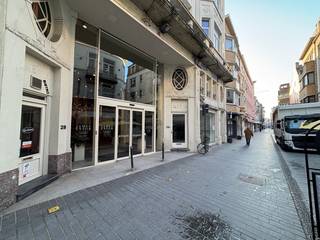 Shop in a prime commercial location in the centre of Ostend, with excellent street presence and spacious shop windows; corner premises on...