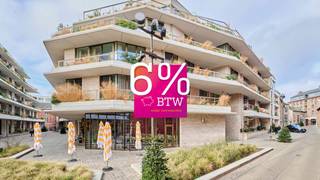 <span><span><strong>Geniet van 6% btw, ook interessant voor investeerders! Informeer naar de voorwaarden.</strong><br /><br />De Bonnefant, Wonen in het midden van de stad en toch omgeven door groen. Een iconisch gebouw op een centrale en culturele locatie waar er ruimte is voor luxe, een onvergetelijke woonervaring of zorgeloos wonen in een assistentiewoning. <br /><br />Tussen de gebouwen van De Bonnefant is een <strong>groene doorsteek</strong> gecreëerd die de Demerstraat rechtstreeks verbindt met het begijnhof. Gezellig vertoeven in één van de twee gemeenschappelijke binnentuinen of liever een barbecue met de buren? Bovendien hebben de terrassen geïntegreerde plantenbakken die zijn uitgerust met een automatisch beregeningssysteem. Een extra groene beleving is verzekerd.<br /><br />Het bestaande RTT-gebouw is volledig gerenoveerd met het behoud van de Hasseltse authenticiteit en verder uitgebreid met energiezuinige nieuwbouw. Parkeren in het centrum is geen evidentie maar toekomstige bewoners van De Bonnefant kunnen parkeren in de ruime ondergrondse parkeerplaats. Je kan ook je fiets kwijt in de fietsenstalling. <br /><br /></span></span>
<p><strong>ASSISTENTIEWONINGEN<br /></strong>Centraal gelegen of rust en persoonlijk comfort? In deze assistentiewoningen hoef je niet te kiezen. 1 of 2 slaapkamers, compact maar alle moderne comfort. Wonen zonder zorgen! Geniet van een uitgebreid pakket aan services en diensten van <strong>erkende zorgpartner</strong> <strong>Begralim</strong>. Zo staat er dag en nacht een <strong>hulpverlener</strong> klaar via een oproepsysteem en kan je een keer per week terecht bij de <strong>woningassistent</strong> voor al je zorgen. Je krijgt bovendien voorrang om te verhuizen naar het Hasseltse woon-en zorgcentrum Sint-Elisabeth. En dit alles voor een<strong> lage vaste dagprijs</strong><strong> van 3€</strong>.</p>
<p><strong>Investeren zonder zorgen</strong></p>
<p>Als investeerder hoef je je geen zorgen te maken over de uitbating van de assistentiewoningen. Die gebeurt door Begralim, een gekende naam in Hasselt. Indien gewenst, neemt Begralim de verhuring voor haar rekening. Later zelf nood aan een assistentiewoning? Dan ben jij natuurlijk verzekerd van een comfortabele assistentiewoning in De Bonnefant.</p>
<p>GENIET NU VAN <strong>6% btw</strong> (onder voorwaarden)</p>
<p>Enkele voordelen op een rijtje:<br />-slechts 12% btw op constructiewaarde (of *6% indien u als koper in aanmerking komt) <br />-vrijgesteld van onroerende voorheffing<br />-onmiddellijk bewoonbaar<br />-verhuur en dienstverlening via Begralim (https://begralim.be/)<br /><br /></p>
<span><strong>ASSISTENTIEWONING A3 AS 02</strong> - verdiep 3<br />- bewoonbare oppervlakte: 63,70 m²<br />- oppervlakte terras: 12,85 m²<br />- leefruimte met open keuken<br />- terras met zicht op de gezellige verkeersvrije Bonnefantensteeg<br />- slaapkamer met ensuite-badkamer<br />- berging<br /><br />Vermelde prijs is exclusief ondergrondse parkeerplaats en exclusief registratie, btw en notariskosten.<br /><br />Alle assistentiewoningen werden intussen volledig afgewerkt en zijn <strong>onmiddellijk bewoonbaar. </strong>Wij ontzorgen je ook voor <strong>de verkoop </strong>van je <strong>huidige woning</strong>! Voor meer uitleg helpen we je graag verder.<strong><br /></strong><br /></span>