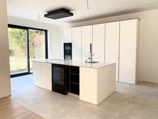 Moderne nieuwbouwvilla met royale ruimtes gebouwd volgens de nieuwste normen op een perceel van ideale grootte. De hoogwaardige afwerking omvat...