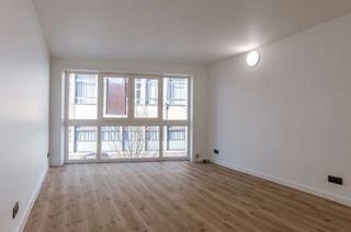 Voor meer informatie contacteer Simon via +32 498 12 37 08 of via simon@vicusvastgoed.be <br /><br />DISCREET TE KOOP: INVESTERINGSPAND<br /><br />In het bruisende centrum van Torhout bevindt zich deze dit gebouw met vier één slaapkamer-appartementen, ideaal voor wie op zoek is naar een centrale en vlot bereikbare investering. Dankzij de uitstekende ligging geniet u van alle voordelen van het stadsleven met winkels, horeca en openbaar vervoer binnen handbereik. Een ideale woonst voor wie op zoek is naar een comfortabel studio in een goed bereikbare omgeving.<br /><br />De studio's zijn volledig gerenoveerd met warmtepomp. <br /><br />Netto-rendement van 4,2%!<br /><br />Voor meer informatie contacteer Simon via +32 498 12 37 08 of via simon@vicusvastgoed.be