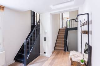 Ruim en charmant duplexappartement in een kleinschalig gebouw met slechts drie woonunits, gelegen aan de Provinciestraat 87 in Antwerpen. Op wandelafstand van de Zoo, Antwerpen-Centraal, de Meir, Rooseveltplaats en het Stadspark. Het appartement beschikt over een volledig uitgeruste keuken, aparte eetkamer en woonkamer, twee slaapkamers, badkamer en een aangenaam terras. Instapklaar en in zeer goede staat, met lage gemeenschappelijke kosten, gunstig EPC, conforme elektrische keuring en geen asbest. Centrale ligging in een buurt die volop in opmars is.