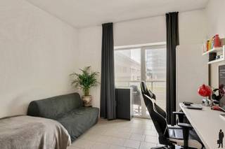 <strong>Compacte en lichtrijke studio nabij Park Spoor Noord</strong><br /><br />Deze gezellige en praktisch ingedeelde studio van 31 m² bevindt zich op de tweede verdieping van de Residentie Parktoren. De woonruimte is aangenaam lichtrijk en beschikt over een slimme slaaphoek, waardoor de beschikbare oppervlakte optimaal benut wordt. Verder omvat de studio een aparte badkamer met douche en toilet, evenals een handige berging met aansluiting voor een wasmachine. Dankzij de efficiënte indeling geniet u hier van comfortabel wonen op een compacte oppervlakte.<br /><br />De ligging is een absolute troef: op wandelafstand van het levendige Eilandje, het iconische MAS en het groene Park Spoor Noord. Bovendien bevindt de studio zich vlak bij de AP Hogeschool en is ze uitstekend bereikbaar met zowel het openbaar vervoer als de belangrijkste invalswegen.<br /><br /><strong>Bijzonderheden:</strong><br />- EPC-score A<br />- Elektriciteit conform<br />- Inclusief kelderberging<br />- Mogelijkheid tot aankoop van een autostaanplaats (€35.000)<br /><br />Deze gezellige en praktisch ingedeelde studio van 31 m² bevindt zich op de tweede verdieping van de Residentie Parktoren. De woonruimte is aangenaam lichtrijk en beschikt over een slimme slaaphoek, waardoor de beschikbare oppervlakte optimaal benut wordt. Verder omvat de studio een aparte badkamer met douche en toilet, evenals een handige berging met aansluiting voor een wasmachine. Dankzij de efficiënte indeling geniet u hier van comfortabel wonen op een compacte oppervlakte.<br /><br />De ligging is een absolute troef: op wandelafstand van het levendige Eilandje, het iconische MAS en het groene Park Spoor Noord. Bovendien bevindt de studio zich vlak bij de AP Hogeschool en is ze uitstekend bereikbaar met zowel het openbaar vervoer als de belangrijkste invalswegen.<br /><br /><strong>Bijzonderheden:</strong><br />- EPC-score A<br />- Elektriciteit conform<br />- Inclusief kelderberging<br />- Mogelijkheid tot aankoop van een autostaanplaats (€35.000)