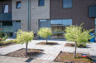 <p><span>HOBOKEN | INSTAPKLARE WONING MET VIER SLAAPKAMERS, TUIN EN GARAGEBOX | EPC B |</span></p><p><span>Deze recente woning uit 2006 is de ideale keuze voor gezinnen of kopers die op zoek zijn naar een instapklare woning die ruimte, sfeer en een kwalitatieve afwerking biedt! </span></p><p><span>De ligging combineert rust met bereikbaarheid, waardoor u geniet van een aangename woonomgeving.</span><span> </span></p><p><span>Indeling als volgt : gelijkvloers : voortuin - inkomhal - gastentoilet - lichtrijke leef- en eetruimte - knappe, open, geïnstalleerde keuken met hoogwaardige materialen (fineerhout/dekton werkblad) en toestellen (ATAG/NOVY) - bergruimte - mooie onderhoudsvriendelijke tuin met terras, zonnewering en tuinhuis.</span></p><p><span>Eerste verdieping : traphal - 3 slaapkamers - badkamer met ligbad/douche en dubbele lavabo - toilet.</span></p><p><span>Tweede verdieping: ruime master bedroom (25m²!) met ingebouwde kasten - badkamer met inloopdouche, lavabo en toilet.</span></p><p><span>Zolder: extra bergruimte bereikbaar via trektrap.</span></p><p><span>Garagebox achterliggend via tuin bereikbaar via doorgangsweg.</span></p><p><span> </span></p><p><span>Extra troeven: </span></p><ul><li><span>EPC B - energiezuinig </span></li><li><span>Recent nieuwe hoogrendementscondensatieketel (2020) en slimme thermostaat</span></li><li><span>Elektriciteit conform AREI</span></li><li><span>Digitale meters (gas/elektriciteit/water) en fiber internet </span></li><li><span>Vliegenramen en zonnescherm aanwezig</span></li><li><span>Badkamer en keuken vernieuwd in 2020</span></li><li><span>Garagebox (17m²) met manuele poort inbegrepen</span></li><li><span>Voortuin en extra parkeergelegenheid voor de deur</span></li><li><span>Zeer gunstig gelegen in een woonwijk, nabij winkels, sportcentrum, openbaar vervoer, scholen en alle grote invalswegen.</span></li></ul><p><span> </span></p>