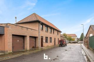 Investeringspand in het centrum van Moorsele. Dit veelzijdige eigendom biedt een interessante investeringsmogelijkheid en bestaat uit twee...