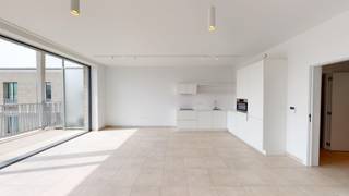 <strong>Recent appartement</strong> met ruim terras op wandelafstand van het Eilandje<br /><br />Het appartement is rustig gelegen aan een groene binnentuin en tevens op wandelafstand van de Grote Markt en de Kaaien.<br /><br />Inkomhal met apart gastentoilet. <strong>Royale en lichte leefruimte</strong> met volledig ingerichte open keuken met aansluitend een <strong>ruim Zuid georiënteerd terras</strong> van 12 m2. <br />Verder zijn er nog <strong>twee volwaardige tweepersoonskamers</strong> en een badkamer voorzien van dubbele wastafel, <strong>inloopdouche</strong> en toilet. <br />Een ruime berging is uitgerust met de aansluitingen voor was-en droogautomaat.<br /><br />Maandelijkse provisie van 150 € voor gemeenschappelijke lasten, verwarming en warm water.<br /><br /><strong>Autostaanplaats</strong> nr 174 te huur aan 125 €/maand<br /><br />Beschikt over 3 fietsstaanplaatsen<br /><br />Bekijk hier de virtuele tour: https://my.matterport.com/show/?m=mi2wHxUZpFz