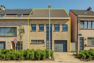 <p>Deze verzorgde woning met een breedte van 8 meter is gelegen in een aangename en kindvriendelijke omgeving met vlotte verbindingen naar winkels, scholen en invalswegen.</p>
<p>Inkomhal afgewerkt met travertin, die toegang biedt tot de garage (19m²) met manuele poort en een lavabo in meubel. <br />Wasplaats op tegelvloer, eveneens voorzien van een lavabo. Vanuit de inkomhal is er tevens toegang tot het gastentoilet.</p>
<p>Via een glazen deur bereikt u de lichtrijke leefruimte (68m²) met open keuken. De ruime woonkamer op travertin is uitgerust met meerdere lichtkoepels, een gashaard (2023) geïntegreerd in een maatmeubel. De volledig uitgeruste MIELE-keuken (2023) beschikt over alle hedendaagse comfort zoals een dubbele spoelbak, <span><span>Quooker</span></span> kraan, vaatwasser, koelkast, diepvries, inductiekookplaat, dampkap, combi-oven, warmhoud-lade en een heteluchtoven. Het centrale werkeiland met werkblad in dekton vormt het hart van de keuken en wordt aangevuld met een gezellige ontbijthoek en een vaste zitbank in de eethoek.</p>
<p>Verdieping: <br />Nachthal met toegang tot drie volwaardige slaapkamers (22m²/11m²/11m²) afgewerkt met laminaatvloer, een badkamer uitgerust met ligbad, douche, lavabo in meubel en handdoekdroger, een apart toilet en een praktische berging.<br /><br />Dakverdieping:<br />Zolder (78m²) bereikbaar via een vaste trap, waar de mogelijkheid bestaat om nog twee of drie extra slaapkamers te creëren.</p>
<p>De woning beschikt over een gezellige tuin met een ruim terras van 32 m² en sfeervolle tuinverlichting. <br />Achteraan bevindt zich een overdekt terras van 24 m², ideaal om het hele jaar door te genieten van het buitenleven. (momenteel gebruikt als bergruimte)<br /><br /><span>Extra:<br /></span>* EPC B<br />* CV op gas incl. radiatoren 2023<br />* 16cm isolatie in plat dak<br />* 8cm isolatie in zadeldak<br />* Kruipkelder<br />* Vloerisolatie<br /><br />Rustig gelegen op wandelafstand van de vaart en het centrum.</p>