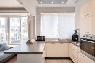 <p><strong>Sommige plekken hebben gewoon alles mee. De Diksmuidelaan is er daar zo eentje van. Je woont hier centraal in Berchem, met winkels, horeca en openbaar vervoer vlakbij - én Berchem Station in de buurt. Op de hoek ligt de overheerlijke Trattoria Di Pepe en aan de andere kant Oktober, de koffiebar die de buurt meteen een extra dosis leven geeft. En… natuurlijk ook dit lichtrijke appartement van 73 m² op jou. Een fijne plek met een ruime leefruimte, een halfopen keuken en een slaapkamer waar je alle ruimte hebt om er je eigen thuis van te maken. Kom binnen…</strong></p><p><strong>Binnenkomen en meteen verder</strong></p><p>Via de inkomhal kom je het appartement binnen. Die brengt je rechtstreeks naar de leefruimte, en daar merk je meteen dat dit geen hokje is waar je je meubels rond één tafel moet puzzelen. De ruimte heeft een leuke vorm en biedt daardoor verschillende mogelijkheden om te wonen, eten en ontspannen. De grote raampartijen zorgen bovendien voor een fijne hoeveelheid daglicht.</p><p><strong>Halfopen, helemaal gezellig</strong></p><p>Aansluitend op de leefruimte ligt de halfopen keuken. Zo heb je tijdens het koken nog altijd contact met de rest van de ruimte, zonder dat alles wat zich in de keuken afspeelt meteen het hele appartement overneemt. Een praktische indeling dus, met de keuken mooi verweven in de leefruimte.</p><p><strong>Twee kamers, veel mogelijkheden</strong></p><p>De slaapkamer is ruim en biedt voldoende plaats voor een bed en extra meubels. De tweede kamer kan dienen als bureau, dressing of extra slaapkamer. </p><p><strong>Even naar de badkamer</strong></p><p>De badkamer beschikt over een douche, wastafel en toilet. Alles wat je nodig hebt, ligt hier gezellig binnen handbereik. Tof!</p><p><strong>Alles netjes opgeborgen</strong></p><p>Beneden hoort bij het appartement nog een privatieve kelderberging. Handig voor fietsen, dozen, voorraad en alle andere spullen die je liever niet permanent in je leefruimte laat rondzwerven. Ook fijn om weten: de gemeenschappelijke kosten van het gebouw zijn laag.</p><p><strong>Een parkeerplek erbij?</strong></p><p>En wie wil, kan bij het appartement optioneel een autostaanplaats aankopen voor €20.000. Altijd een slimme investering.</p><p><strong>Zelf wonen of investeren?</strong></p><p>Dit appartement is momenteel verhuurd en kan daardoor ook interessant zijn voor wie op zoek is naar een investering. Het appartement beschikt over 73 m² en heeft twee slaapkamers.</p><p><strong>Verliefd? Antwerpen@ugly.be</strong></p>