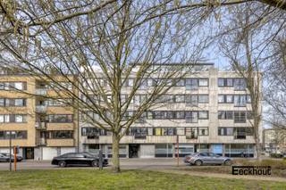 Dit lichtrijke appartement met lift, gelegen in het centrum van Oostende en dicht bij de jachthaven, biedt een open en groen zicht. <br />Het appartement beschikt over twee slaapkamers en een badkamer met douche. De woonkamer is zonnig en biedt een aangenaam uitzicht. De keuken is voorzien van alle nodige apparatuur.<br />Dankzij de ligging in het centrum van Oostende zijn winkels, restaurants en openbaar vervoer op wandelafstand bereikbaar. <br />Indeling: inkomhal met vestiaire en afzonderlijk toilet, leefruimte met mooi en ruim zicht, afzonderlijke keuken met terrasje, 2 ruime slaapkamers en badkamer met douche, wc en dubbele lavabo. Er is eveneens een privatieve kelder aanwezig.<br />Het gebouw werd recent aangesloten op het warmtenet van Oostende, wat de verwarmingskosten ten goede komt.<br />Dit appartement is ideaal voor wie op zoek is naar een comfortabele en praktische woonst in een levendige omgeving. Met zijn twee slaapkamers is het ook perfect geschikt voor een klein gezin. Kortom, dit appartement biedt alles wat je nodig hebt voor een aangenaam verblijf in Oostende.