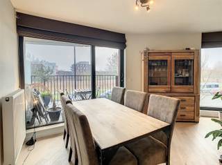 <p><span>Dit instapklare appartement is uitstekend gelegen op de grens tussen Gent en Sint-Amandsberg. Dankzij de vlotte verbinding met de R4, E40 en E17 zijn zowel Gent als de belangrijkste invalswegen gemakkelijk bereikbaar. Vanuit het appartement geniet u bovendien van een mooi uitzicht over het groen en de Schelde.</span></p><p><span>Met een zeer gunstig EPC-label A combineert deze woonst comfort met energiezuinigheid.</span></p><p><span>U betreedt het appartement via de inkomhal met apart toilet. De ruime leefruimte van maar liefst 38 m² vormt het hart van de woning en sluit aan op een volledig uitgeruste open keuken, inclusief vaatwasser. Via het schuifraam heeft u rechtstreeks toegang tot het zuidgerichte terras.</span></p><p><span>Verder vindt u de slaapkamer van 12 m², met aansluitend de badkamer. Deze is voorzien van een inloopdouche en wastafel. Daarnaast beschikt het appartement over een praktische aparte berging met aansluiting voor een wasmachine.</span></p><p><span>Bij de huurprijs is bovendien een afgesloten, overdekte autostaanplaats inbegrepen.</span></p><p><span>Bemeubelde verhuring is mogelijk, maar dit is volledig optioneel. Het appartement kan dus ook onbemeubeld worden gehuurd.</span></p>