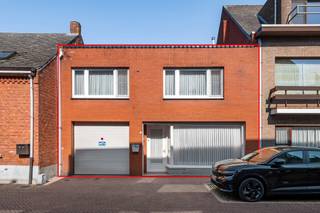 Deze te renoveren woning met inpandige garage is gelegen in het centrum van Retie. Alle winkels liggen op maximaal 100 meter van deze woning.<br />Maar toch is dit pand gelegen in een rustige doodlopende straat. Er is tevens voldoende parkeergelegenheid in de directe omgeving.<br /><br />We betreden de woning en komen binnen in de zeer ruime woon -en eetkamer die is opgedeeld in twee ruimtes. Hier heeft u tal van mogelijkheden bij een renovatie. Deze ruimte laat onder andere toe om er een keuken te integreren met kookeiland,....<br />Dan komen we in de huidige keuken terecht om dan ons te begeven naar de badkamer met bad en een lavabo. <br />Daarna gaan we via de traphal naar de eerste verdieping waar zich 6 slaapkamers bevinden.<br />Ook hier heeft u tal van mogelijkheden om er bijvoorbeeld een mooi uitgeruste badkamer te plaatsen, een hobbykamer een kantoorruimte,........<br /><br />Er is een omheinde tuin met een bijgebouw dat onder andere kan gebruikt worden als opbergruimte<br /><br />Dus voor wie de handen uit de mouwen wil steken en graag woont in het centrum van Retie weliswaar in een rustige omgeving is dit een buitenkans!!!!