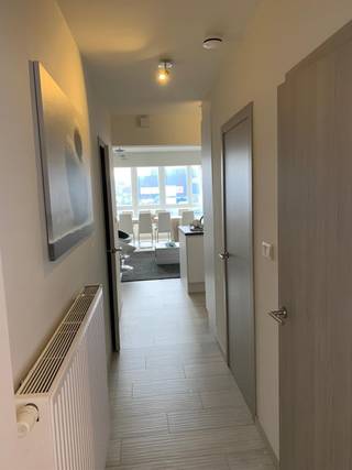 Dit gerenoveerde appartement bestaat uit inkom met ingemaakte kasten, slaapkamer met dubbel bed en twee uitklapbare bedden, badkamer met inloopdouche, bergruimte (met oa wasmachine, droogkast en microgolf), toilet, zonnige woonkamer met open keuken (vaatwas, oven, koelkast, gasfornuis) en tweede bergruimte.<br />In de woonkamer is nog een dubbel inklapbaar bed voorzien.<br />Verwarming op gas - privatieve tellers.<br />Lift in het gebouw. <br />Gemeenschappelijke fietsenberging met twee fietsen die kunnen gebruikt worden.<br />Vlak aan zee, zijstraat van de Zeedijk.<br /><br />Onmiddellijk vrij en instapklaar (gemeubeld).<br />Totale huurprijs per maand: 800 EUR + 50 EUR provisie alg.kosten + 25 EUR provisie verbruik water = 875 EUR.