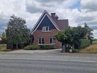 Deze vrijstaande woning, type villa, bevat een hoofdgebouw en een bijgebouw in dezelfde bouwstijl. Ze is gelegen op een perceel van 912 m² en heeft een vrij zicht op de weiden en velden achter de woning.
De woning is volledig omgeven door groen met als blikvanger een mooi aangelegde volgroeide tuin (NO gericht) met 2 grote terrassen, waarvan 1 overdekt.
De hoofdwoning heeft, op de eerste verdieping, 3 verwarmde ruime slaapkamers en een toilet. Daarboven bevindt zich een zolder, bereikbaar via een uitschuifbare trap in de nachthal.
Op het gelijkvloers bevinden zich de inkom met trap, een gastentoilet, de woonkamer met een doorkijkhaard op hout, de keuken en de badkamer.
Er is tevens een droge kelder aanwezig met daarin de verwarmingsinstallatie (aardgas) en een waterontharder. Ook zo goed als alle toe-en afvoerleidingen lopen via de kelder, wat U breekwerk bespaart bij problemen.
Het dak van de woning werd vernieuwd (incl isolatie) in 2016. Bovendien is de zoldervloer geïsoleerd en werd overal HR glas (2019 tem 2025, vooraan ook geluidswerend) in isolerende alu profielen aangebracht. De buitendeuren in hout zijn geïsoleerd en inbraakbestendig. Er zijn 10 recente (2023) zonnepanelen aanwezig op het bijgebouw. Dit alles vertaalt zich in een gunstige EPC waarde “C” (227 kWh/m²jaar.).
Het bijgebouw (2 verdiepingen) wordt momenteel als opslagruimte/garage gebruikt.
Achter het bijgebouw bevinden zich een tuinberging.
De woning beschikt over een regenwaterput.
De woning is uitgebreid te bezoeken na afspraak en dit op zaterdag 12/9, zondag 13/9 of maandag 14/9, telkens van 10u tem 16u.
Gelieve een bezoek aan te vragen via mail naar veerle.diependaele@telenet.be.
U zal de kans krijgen een eenmalig bod uit te brengen.
De woning wordt verkocht zonder tussenkomst van een makelaar.