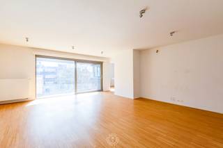 Dit verzorgd en instapklaar appartement bevindt zich op een <strong>uitstekende locatie</strong> vlakbij de Grote Markt van Sint-Niklaas, op wandelafstand van winkels, horeca, openbaar vervoer en tal van andere voorzieningen.<br /><br />Het appartement beschikt over een <strong>lichtrijke leefruimte</strong> die naadloos aansluit op de praktische keuken, wat zorgt voor een aangename en <strong>open woonomgeving</strong>. Verder zijn er twee  slaapkamers en een badkamer, uitgerust met zowel een bad als een douche.<br /><br />Een extra troef zijn de <strong>twee terrassen</strong>. Vooraan bevindt zich een zuidgericht terras waar u heerlijk van de zon kan genieten. Achteraan is er een tweede terras, wat zorgt voor extra buitenruimte en bijkomend comfort.<br /><br />Kortom, een ideaal appartement voor wie op zoek is naar comfortabel wonen op een centrale ligging in Sint-Niklaas.<br /><br />De autostaanplaats wordt mee verkocht aan €25.000. Daarnaast is er optioneel de mogelijkheid om een berging aan te kopen voor €20.000.<br /><br />Bel voor info of een vrijblijvend bezoek naar 03 502 98 74 of mail naar emily@claves.be.  