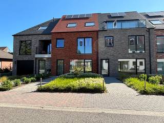 De woning 130 m² bestaat op het gelijkvloers uit een ruime leefruimte, die via een grote schuifraam uitgeeft op de tuin. Verder heeft men een aparte keuken, berging en gastentoilet. De verdieping is ingedeeld in 3 slaapkamers van respectievelijk 13 m², 11m² en 8 m², gastentoilet en badkamer. <br /><br />Extra troef is de zeer ruime garage 36 m² (inbegrepen in de prijs) in de kelderverdieping, die rechtstreeks toegang heeft tot de woning en nog ruimte biedt voor fietsen en dergelijke te stallen. Verder heeft het een mooie ruime tuin van 107 m² en is het zeer energiezuinig (E-peil E30).<br /><br />De woning is volledig af te werken naar eigen smaak aan de hand van het lastenboek (inbegrepen in de prijs). <br /><br />Verkoop mogelijk onder 6% BTW !<br /><br />Plan snel uw bezoek in via 03/309.00.00 of www.immovdl.be