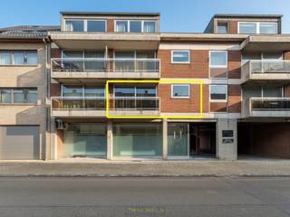 TE MODERNISEREN APPARTEMENT met ZONNIG TERRAS, gelegen in het CENTRUM van Brakel, op wandelafstand van winkels, scholen en openbaar vervoer. Deze eigendom vormt een INTERESSANTE OPPORTUNITEIT voor wie op zoek is naar een appartement dat naar eigen smaak kan worden vernieuwd, zowel voor EIGEN BEWONING als INVESTERING. Deze eigendom biedt een SOLIDE BASIS en VEEL POTENTIEEL om een hedendaagse en comfortabele woonst te creëren op een UITSTEKENDE LOCATIE in de Vlaamse Ardennen.<br />Het appartement beschikt over een lichtrijke leefruimte die rechtstreeks uitgeeft op het aangename terras. Een fijne buitenruimte in het hart van de stad. Aanpalend bevindt zich de te moderniseren keuken. Verder omvat de indeling een slaapkamer, een badkamer en een apart toilet.<br /><br />Adres: Gauwstraat 11 bus 4 te Brakel<br /><br />EPC: 170kWh/m², G-score en P-score A, Geen renovatieverplichting van toepassing 