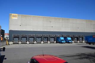 <strong>Hoogstapelmagazijn met 12 laadkades </strong>in industrie <strong>Terbekehof</strong> te <strong>Wilrijk</strong>. Op een afgesloten omheind terrein van 20.000m2 bevindt zich dit high-end distributie centrum, toegankelijk via automatische poorten. Het magazijn volledig uitgerust met <strong>sprinklerinstallatie </strong>en <strong>CCTV </strong>bewaakt en <strong>fotovoltaïsch systeem </strong>op het dak. Strategisch gelegen aan de <strong>A12 </strong>te Wilrijk, met gemakkelijke toegang naar Antwerpen, Brussel en de Antwerpse Ring. Parkeergelegenheid op het terrein zelf.