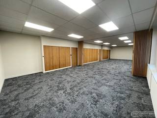 Kantoorruimte van 95m²  te huur  op 2 km van Kortrijk centrum<br /><br />Deze ruimte is ondergebracht in een kleinschalig burelencomplex in een mooie gerenoveerde site.<br />Ze kan gesplitst worden in 3.<br /><br />Gezamenlijke toiletten, wachtplaats en keuken.<br /><br />1 centrale ingang.<br /><br />Parking is voorzien voor het gebouw.<br /><br />Huurprijs: 630€/maand + maandelijkse provisie voor gemeenschappelijke kosten.<br /><br />Wenst u een bezoek? Gelieve ons te contacteren.<br /> 