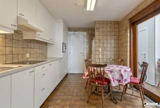<p><span>Interessante opbrengsteigendom te koop in Wilrijk, bestaande uit een studentenhuis met 5 vergunde studentenkamers, ideaal als investering met stabiel rendement.</span></p><p><span>De woning beschikt over een praktische indeling met op het gelijkvloers een inkomhal, een eerste studentenkamer, een gemeenschappelijke keuken en badkamer, alsook een veranda met toegang tot de ruime en zonnige tuin. <br />Daarnaast is er een gemeenschappelijke fietsenberging aanwezig. </span></p><p><span>Op de verdiepingen bevinden zich meerdere studentenkamers, elk voorzien van voldoende ruimte en lichtinval. <br />De zolderverdieping biedt een extra ruime kamer met eigen sanitair en kitchenette, wat zorgt voor extra comfort. </span></p><p><span>De kamers zijn praktisch ingericht en bieden een aangename woonomgeving voor studenten, met gedeelde faciliteiten die volledig afgestemd zijn op comfortabel samenleven.</span></p><p><span>Dankzij de ligging op wandelafstand van campus Drie Eiken en op fietsafstand van andere campussen, is dit pand bijzonder aantrekkelijk voor studenten en investeerders.</span></p><p><span>Indeling:</span></p><p><span>• Gelijkvloers: inkomhal, studentenkamer, gemeenschappelijke keuken, badkamer, fietsenberging, veranda en tuin </span></p><p><span>• Tussenverdieping: studentenkamer </span></p><p><span>• Eerste verdieping: 2 studentenkamers </span></p><p><span>• Tweede verdieping: ruime studentenkamer met eigen sanitair en kitchenette</span></p><h2><span>Troeven</span></h2><ul><li><span>5 vergunde studentenkamers </span></li><li><span>Interessante investering met rendement </span></li><li><span>Grote gemeenschappelijke tuin </span></li><li><span>Fietsenberging aanwezig </span></li><li><span>Goede ligging nabij universiteitscampussen </span></li></ul><p><span> </span></p><p><span>Interesse in deze opbrengsteigendom? </span></p><p><span>Contacteer ons voor meer informatie of een bezoek ter plaatse.</span></p><p><span> </span></p>