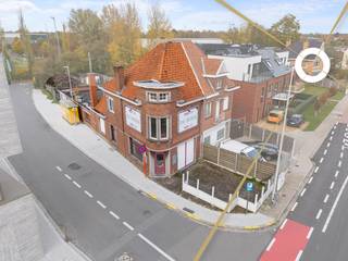 Zichtbaar op een hoek en boordevol mogelijkheden: deze karaktervolle woning verwelkomt je met een ruime, voormalige caféruimte met toog—perfect als handelszaak, atelier, praktijk of creatieve leefruimte. Aansluitend vind je een functionele keuken, handige berging met koelcel en nette sanitair, terwijl de kelder extra opslagcomfort biedt.<br /><br />Boven gaat het woonverhaal naadloos verder. Op de eerste verdieping zorgen een nachthal, twee volwaardige slaapkamers en een badkamer voor een comfortabele indeling. De tweede verdieping verrast met een derde, ruime slaapkamer en een zolder die zich leent tot extra bergruimte of toekomstig uitbreidingspotentieel.<br /><br />Zo combineert dit pand zichtbaarheid en flexibiliteit op het gelijkvloers met volwaardig, warm wonen erboven—ideaal voor wie ondernemerschap en gezinsleven graag handig onder één dak brengt. Klaar om de mogelijkheden te komen ontdekken?