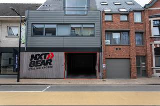 Centraal gelegen opslagplaats/magazijn van ca. 135m² met twee overdekte parkeerplaatsen in het centrum van Essen.