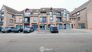 <h2><span>Deze kantoorruimte in Ham is gelegen aan het Heldenplein 7D, met uitstekende bereikbaarheid en parkeermogelijkheden voor de deur.</span></h2>
De ligging van het kantoor is ideaal, je bent in enkele minuten aan de oprit van de E314 richting Hasselt en Antwerpen.<br /><br />Het kantoor heeft een totale oppervlakte van 77 m² en bestaat uit een (dubbele) kantoorruimte met kichenette, bergruimte en een afzonderlijk toilet. De aanwezigheid van twee buitendeuren maakt het mogelijk om de ruimte op te delen in twee functionele zones, zoals bijvoorbeeld een kantoor met een aparte inkom- en/of wachtruimte.<br /><br />De kichenette is uitgerust met een spoelbak, plaats voor een koelkast en opslag. Achteraan vind je een berging met van daaruit toegang tot het toilet.<br /><br /><strong>Troeven van deze kantoorruimte te koop in Ham:</strong>
<ul>
<li>EPC B</li>
<li>Asbestveilig</li>
<li>Vlotte verbinding naar de E314</li>
<li>Parkeermogelijkheid voor klanten</li>
<li>Flexibele indeling met twee aparte toegangsmogelijkheden</li>
<li>Instapklare afwerking</li>
<li>Geschikt als kantoor, praktijkruimte of creatieve werkplek</li>
</ul>
Benieuwd naar deze unieke kantoorruimte in Ham? Neem dan contact op via lize@optie‑m.be of 0468 21 87 49.<br /><br />Wil je weten wat jouw vastgoed waard is? Contacteer ons voor een gratis waardebepaling.<br /><em>VG, WG, GMO, GVKR, VV</em>
