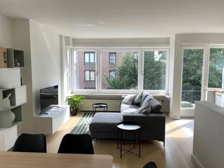 Gelegen op een rustige en gunstige locatie in Kessel-Lo, bevindt zich dit lichtrijke hoekappartement op de eerste verdieping van een verzorgd gebouw. Het appartement werd volledig gerenoveerd in 2021 en is instapklaar.<br />De indeling omvat een inkomhal met vestiairekast en gastentoilet, een gezellige en lichtrijke woon- en eetkamer met toegang tot een terrasje, en een open, volledig uitgeruste keuken met balkon. Verder zijn er twee slaapkamers, waarvan één met eigen terras, en een vernieuwde badkamer met inloopdouche en lavabomeubel.<br />Daarnaast beschikt het appartement over een ondergrondse kelderberging en is een garagebox inbegrepen in de prijs.<br />De elektriciteit is conform en er geldt geen renovatieplicht.<br />Kortom, een aangenaam en instapklaar appartement op een uitstekende ligging, op fietsafstand van Leuven en het station.  Tevens interessant als investering.