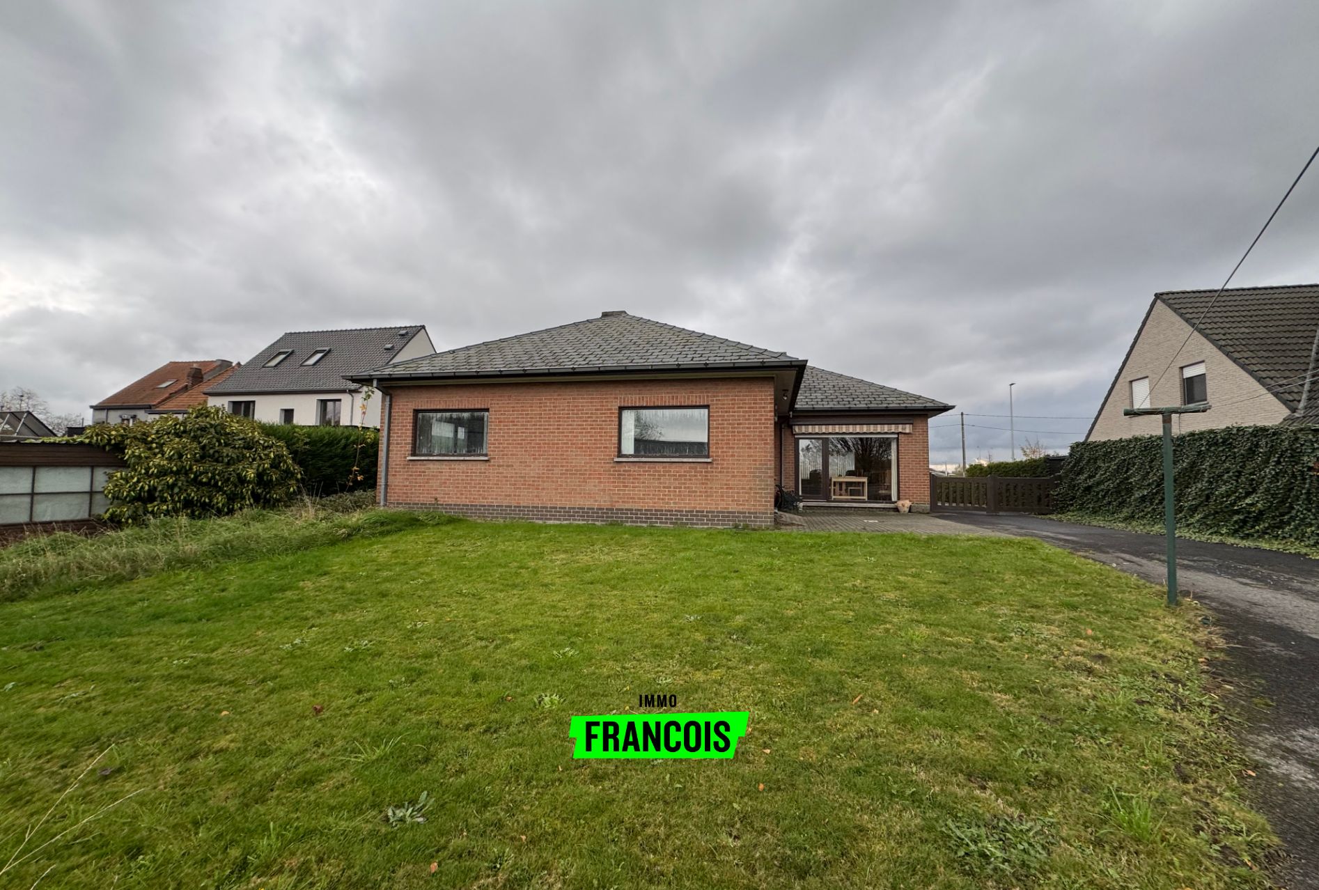 Bungalow met werkplaats Te Koop in Zulte - foto 1