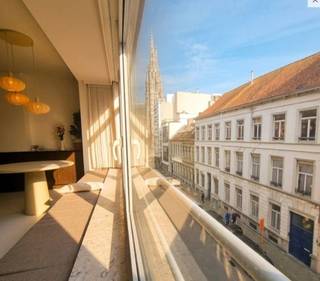 Aan de haven vernieuwd lichtrijk 2-slpk app. Oostende,EPC B
Dit gerenoveerde appartement in het centrum van Oostende ademt de pure esthetiek van Japandi. De naadloze witte gietvloer en de strakke, minimalistische afwerking vormen de perfecte basis voor een sereen interieur waar Scandinavisch design en Japans gevoel voor detail samenkomen.
Afgewerkt met een moderne, hoogwaardige uitstraling.
Ruim en licht dankzij de open living met open keuken met smeedijzeren deur in bronskleur.
Twee volwaardige slaapkamers en een ingerichte badkamer.
Eigen terras om van de buitenlucht te genieten, alsook een afsluitbare kelderberging.
Ondanks de centrale ligging en vlakbij de jachthaven, het station en de iconische visserskaai, biedt dit appartement een oase van rust. Alle voorzieningen (winkels, horeca, enz.) bevinden zich op wandelafstand.
Al het nieuwe meubilair kan indien gewenst overgenomen worden voor 9000 euro.
Kan als vakantieverhuur gebruikt worden met een heel mooi rendement.
Afspraak voor bezoekmoment kan per mail of telefonisch (bij voorkeur whatsapp aangevraagd worden)