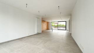 Deze ongewone woning triggert de zinnen : een volledig instapklare woning (spiksplinternieuw!) met een moderne afwerking en met op het gelijkvloers al een aparte slaapkamer/bureauruimte in een niet te evenare omgeving? U heeft ze gevonden!<br /><br />Grote raampartijen aan voor- en achterzijde zorgen voor een overvloed aan natuurlijk licht en versterken het open en luchtige gevoel van de woning.<br /><br />De leefruimte is afgewerkt met een lichte parketvloer en loopt naadloos over in de ruime, nog te installeren keuken. Alle voorzieningen zijn reeds aanwezig voor een kookeiland met spoelbak enz; een aparte berging bevindt zich langs de keuken. Aansluitend bevindt zich het terras aan de voorzijde, toegankelijk via zowel de schuifdeur in de keuken als via de hal. <br /><br />Ook aan de achterzijde werd een tweede terras voorzien, zodat je op elk moment van de dag van de zon kunt genieten.<br /><br />Pluspunten:<br />- exclusief woonpark = zo vind je geen 2de!!<br />- Zonnepanelen aanwezig<br />- Ruim<br />- Volledige “nieuwbouw” met hoogwaardige afwerking<br />- Grote leefruimte<br />- Twee ruime terrassen en veel lichtinval<br />- 4 slaapkamers <br />- Strakke, hoogwaardige afwerking <br />- Ideale locatie<br />- 2% registratierecht i.p.v. 21% BTW<br />- Inpandige garage en kelder met bergruimte<br />- Topligging nabij natuur én autosnelwegen<br /><br />Maatregelen opgenomen in het Maatregelenregister: nee<br /><br />Voor een bezichtiging of meer informatie, bel ons op 078/78.78.70 of spring gerust eens binnen in ons kantoor – je bent altijd welkom!