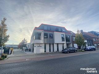 In residentie “HET OOSTHUIS” is dit luxueus afgewerkte appartement gelegen, gebouwd naar de nieuwste bouwnormen.Dankzij de centrale ligging is het...