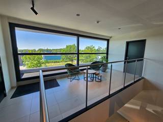 Terbeschikkingstelling van infrastructuur in vernieuwde kantoren gelegen op het industrieterrein Genk-Noord zone 4, langs het gekende PLOT, vlakbij de N76 Diepenbeek-Genk-Oudsbergen-Bree en tussen de afritten nr. 30 Midden-Limburg &amp; nr. 31 Genk-Centrum E314. <br /><br />Er zijn kantoren beschikbaar vanaf 21 m², ev. mogelijk tot het bemeubelen. De kantoren zijn luxueus en praktisch ingericht en voorzien van alle uitgebreide infrastructuur o.a. klimatisatie, badgesysteem, ontspanningsruimten, gemeenschappelijke vergaderruimten,... Voldoende parkeergelegenheid op eigen terrein. Mogelijkheid om intern te verhuizen naar grotere/kleinere kantoren. <br /><br />De maandelijkse vergoeding is een prijs all-in m.a.w. vergoeding kantoor, verbruik nutsvoorzieningen, gebruik vergaderzalen, schoonmaak, gebruik van de gemeenschappelijke ruimten, buiten onderhoud &amp; parking, onroerende voorheffing,... <br /><br />De wetgeving op de woninghuur en de handelshuur zijn op deze overeenkomsten niet van <br />toepassing.<br /><br />Voor meer info bel Dario op 0472/09.27.56 of 011/22.19.17 - dario@limburgsvastgoed.be of www.limburgsvastgoed.be