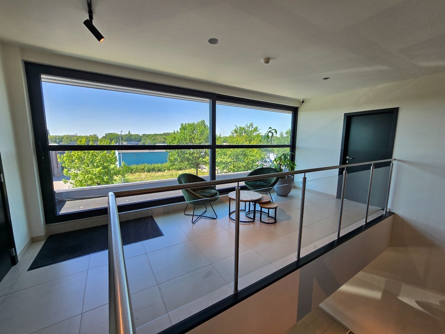 Terbeschikkingstelling van infrastructuur in vernieuwde kantoren met parking, v.a. 21 m², Genk-Noord - foto 3