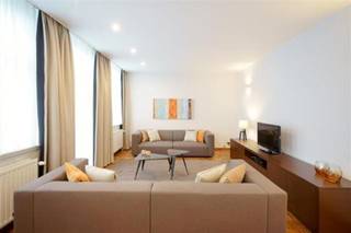 Prachtig DUPLEX-appartement met 2 slaapkamers en terras – Rue Souveraine 28 in 1050 Elsene.<br />Ontdek deze ware oase van rust, ideaal gelegen in een van de meest gewilde en dynamische wijken van Elsene, op een steenworp afstand van het Fernand Cocq-plein, de Louizalaan en het Bonifatiusplein. Dit unieke appartement, gelegen in een luxe gebouw, biedt u het absolute voorrecht van rust en privacy, terwijl u toch in de directe omgeving van winkels, trendy restaurants en het openbaar vervoer verblijft. Het appartement is als volgt ingedeeld: 1e verdieping: Entreehal met garderobe en gastentoilet, een mooie, volledig uitgeruste keuken en een ruime, lichte en gezellige woonkamer. Op de bovenverdieping bevinden zich de twee slaapkamers, elk met een eigen badkamer, evenals een aangenaam privéterras van ± 6 m² op het zuiden.<br />Praktische informatie:<br />Beschikbaarheid: bij ondertekening van de akte // Elektriciteit conform // EPC: C- (137 kWh/m²/jaar en 34 kg/m²/jaar) // Prijs: 490.000 €.<br />Parkeerplaats mogelijk voor 25.000 € (optioneel). Het meubilair maakt eveneens deel uit van de verkoop voor een prijs van 8.500 €.<br />De basiskosten voor de akte en de landmeter zijn voor rekening van de koper (+/- 800 € excl. btw).<br />Info & bezichtigingen: 02 /767 67 88 info-gestea@trevi.be